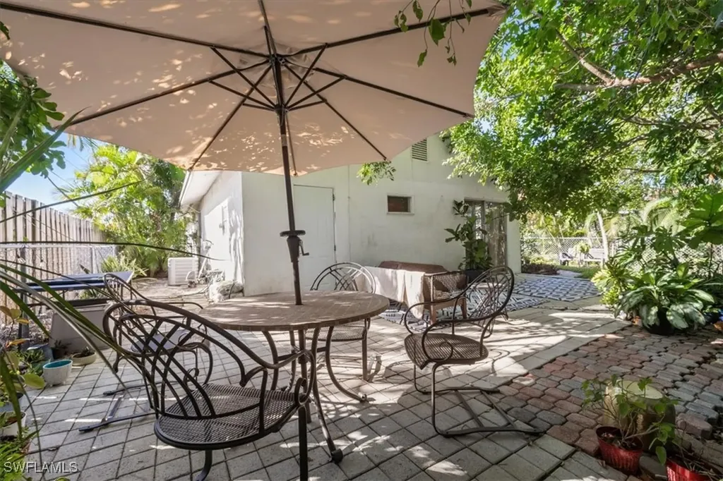681/683 95th Avenue N Naples FL 34108