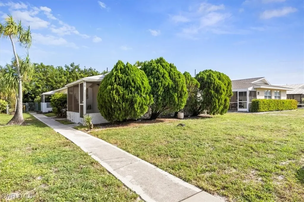 681/683 95th Avenue N Naples FL 34108
