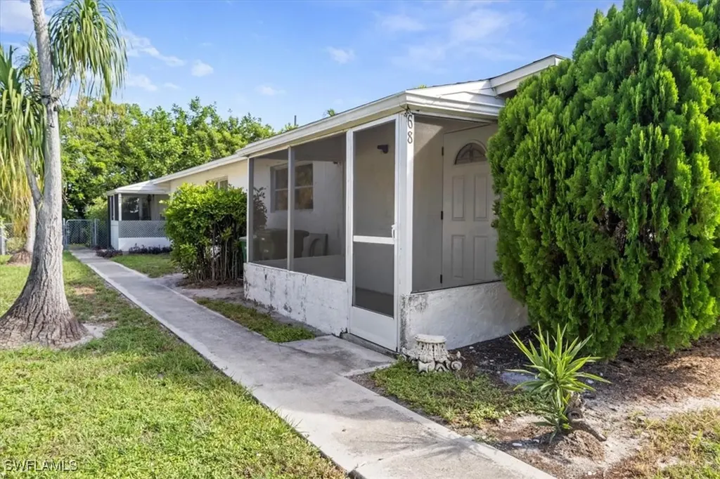 681/683 95th Avenue N Naples FL 34108