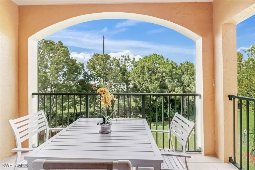 1190 Wildwood Lakes Boulevard Naples FL 34104