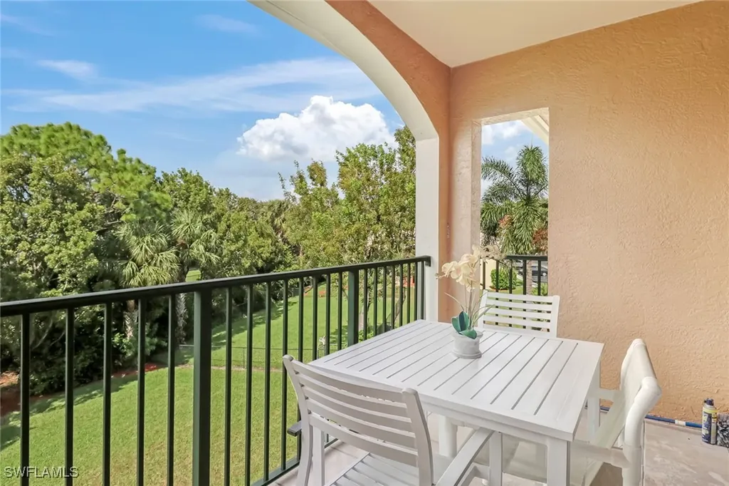 1190 Wildwood Lakes Boulevard Naples FL 34104