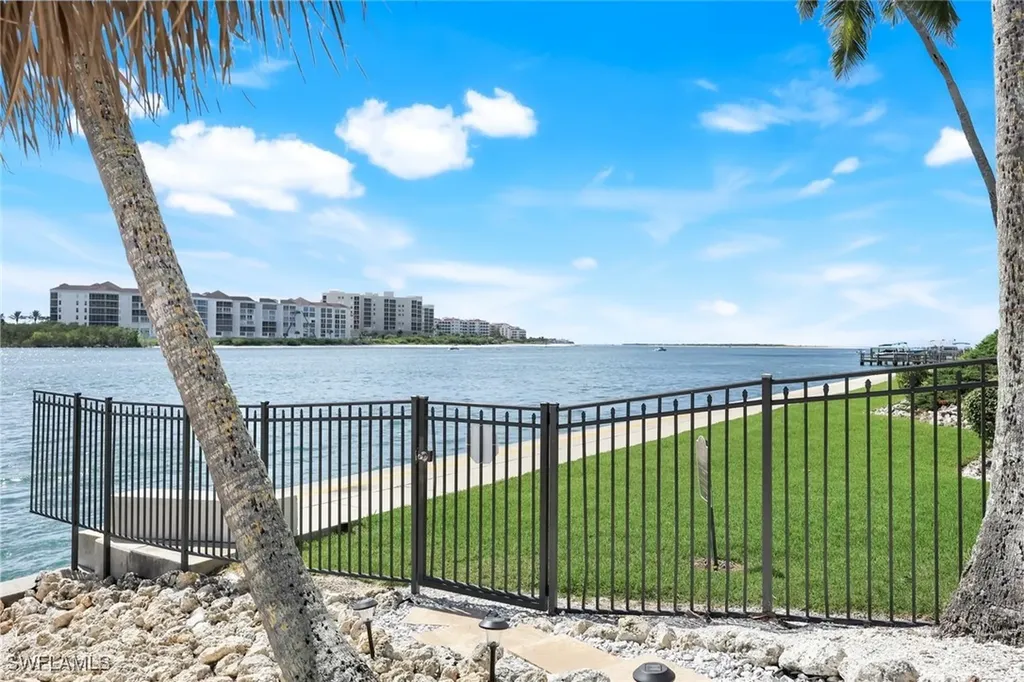 60 Pelican Street W Naples FL 34113