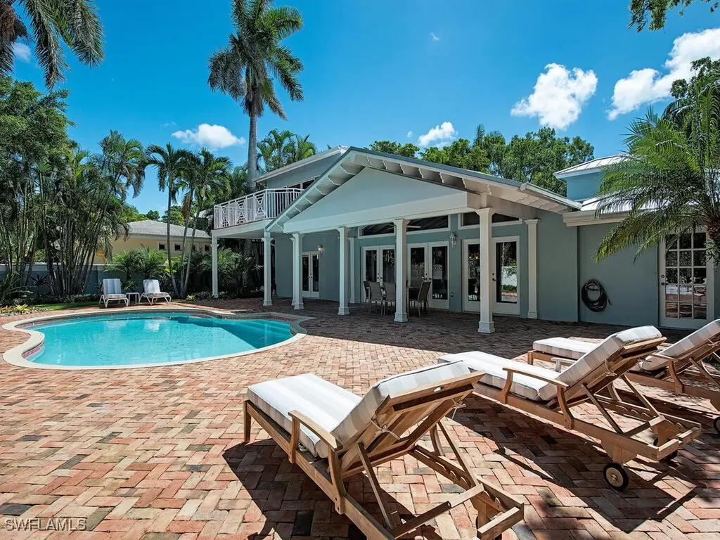 195 2nd Avenue N Naples FL 34102