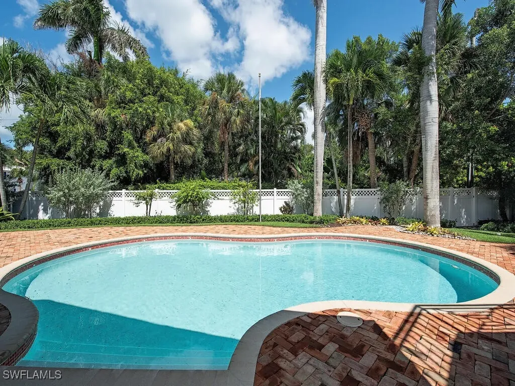 195 2nd Avenue N Naples FL 34102