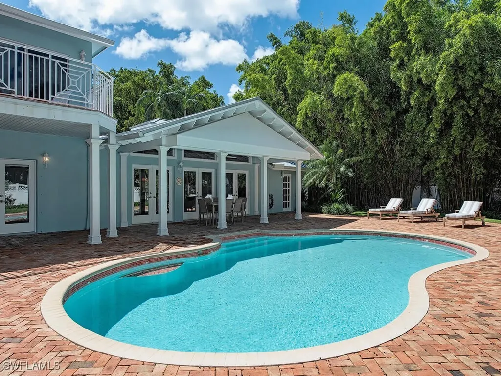 195 2nd Avenue N Naples FL 34102