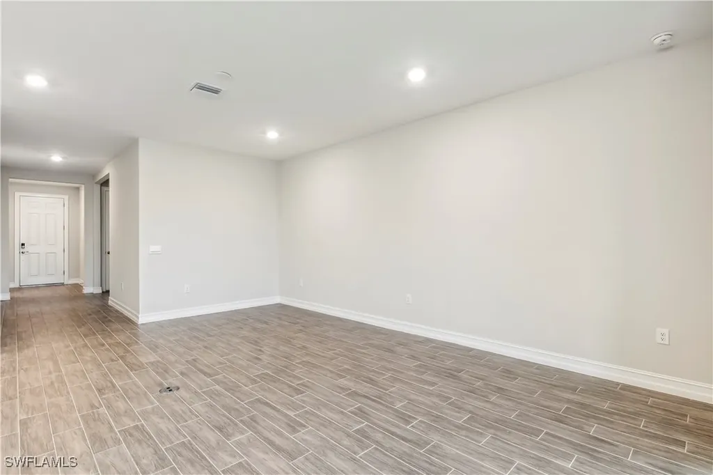 548 Spring Hill Lake Loop Cape Coral FL 33993