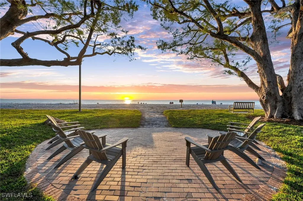 Naples FL, 2050 Crayton Road