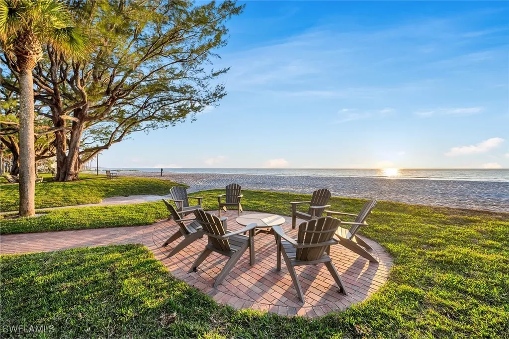 2050 Crayton Road Naples FL 34102