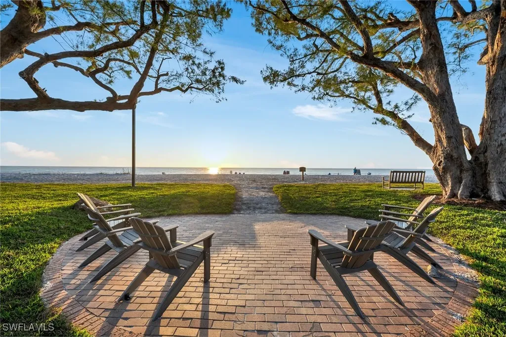2050 Crayton Road Naples FL 34102