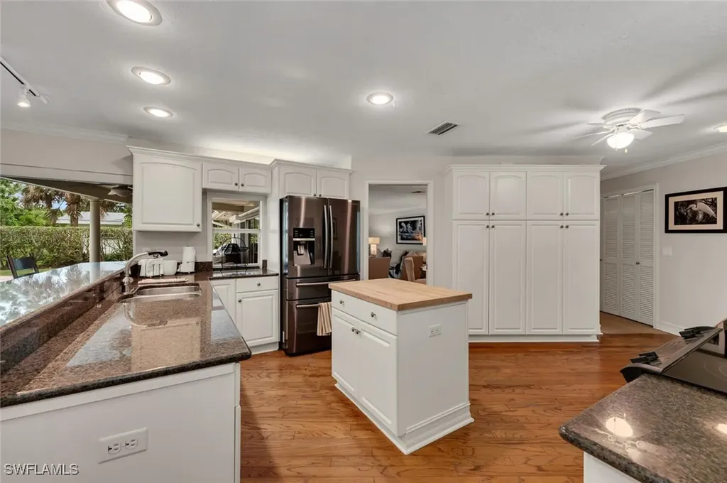 2050 Crayton Road Naples FL 34102