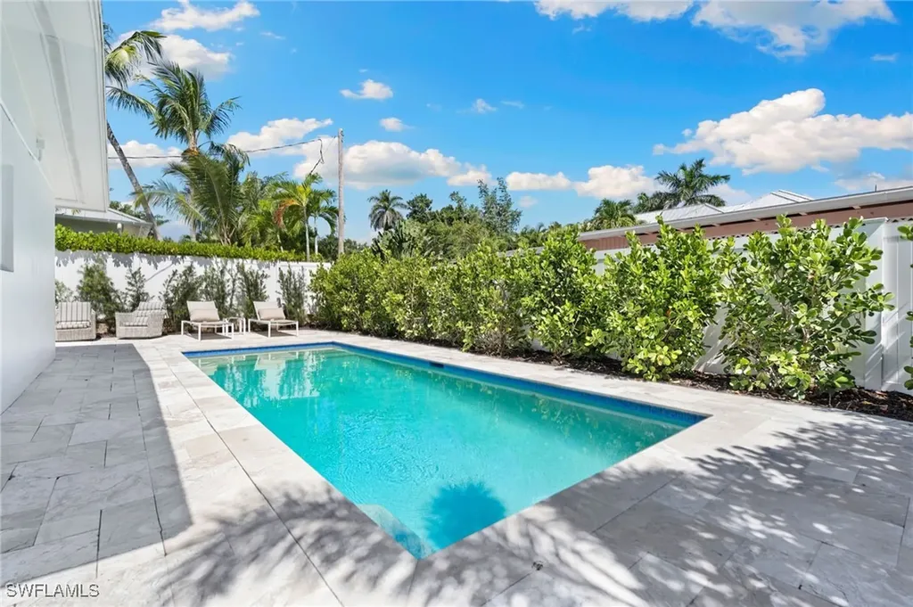 725 Central Avenue Naples FL 34102