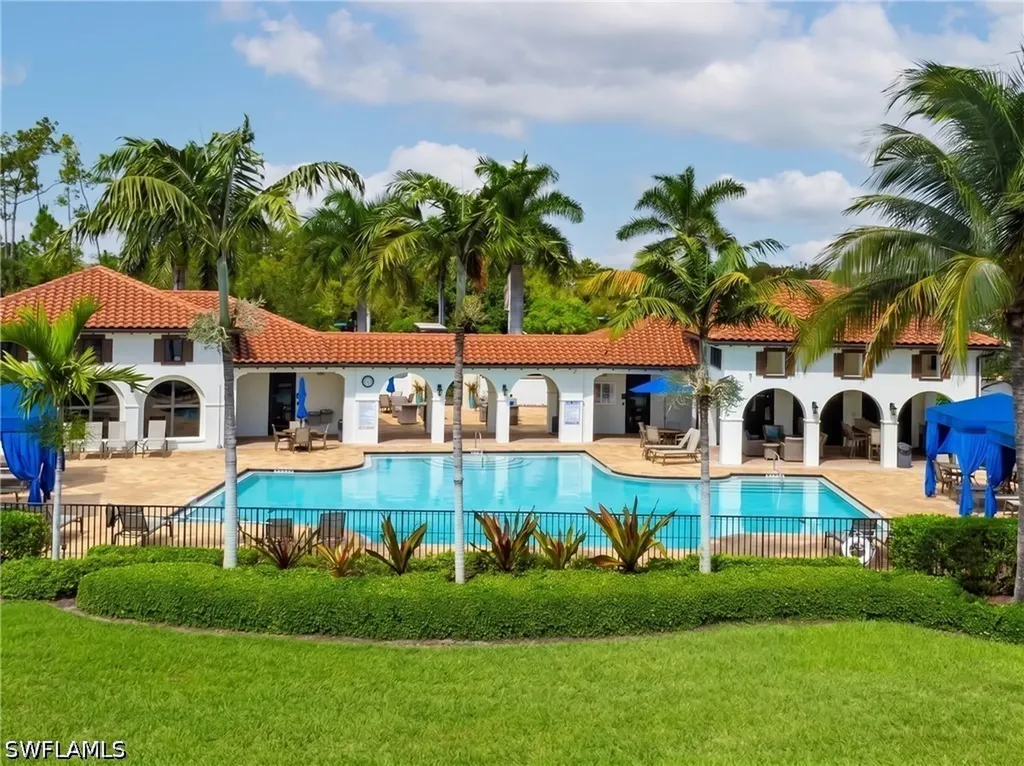 Naples FL, 15102 Palmer Lake Circle, Unit 105