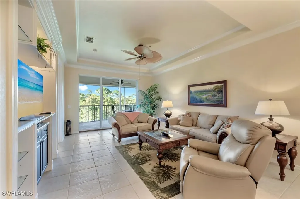 Naples FL, 4863 Hampshire Court, Unit 305