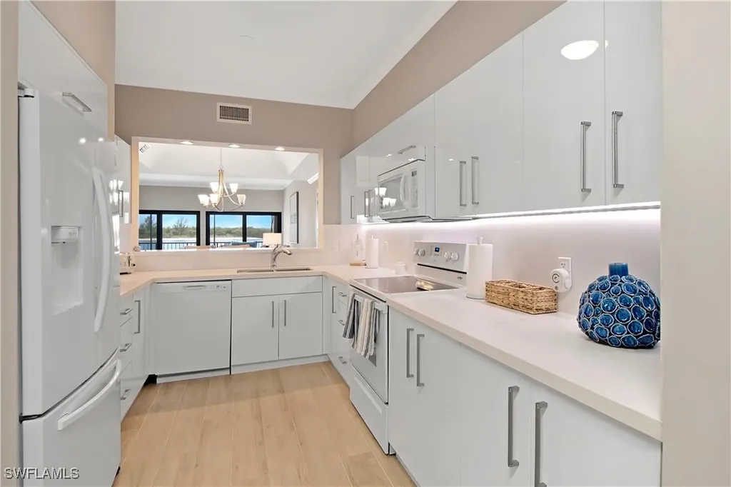 105 La Peninsula Boulevard Naples FL 34113