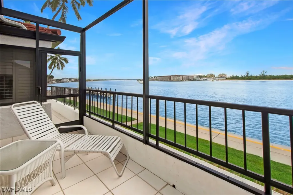 105 La Peninsula Boulevard Naples FL 34113