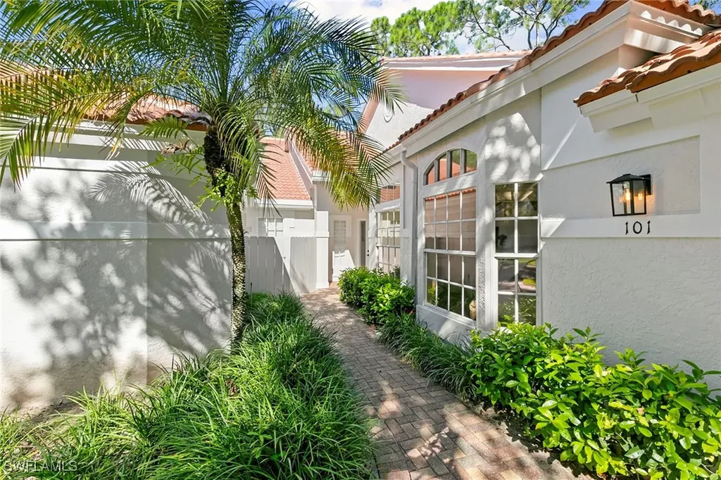 101 Amblewood Lane Naples FL 34105