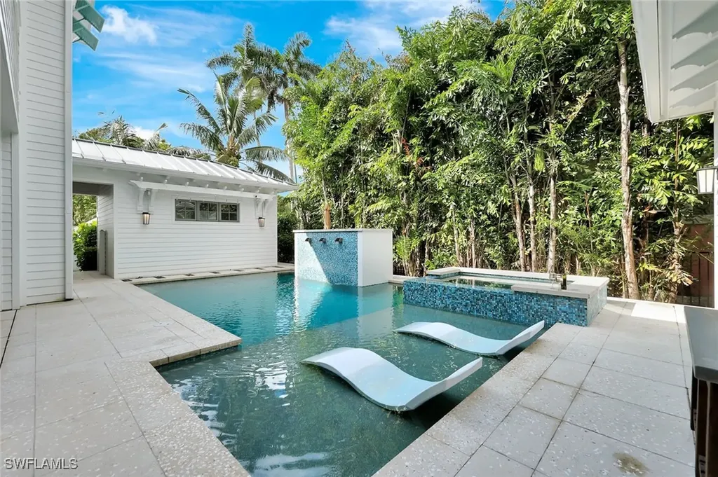 160 Broad Avenue S Naples FL 34102