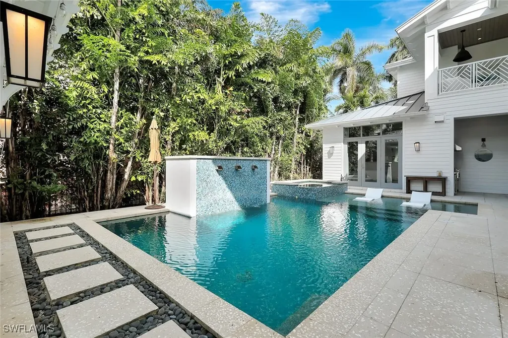 160 Broad Avenue S Naples FL 34102
