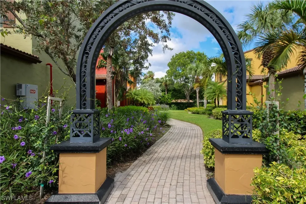 9025 Alturas Street Naples FL 34113