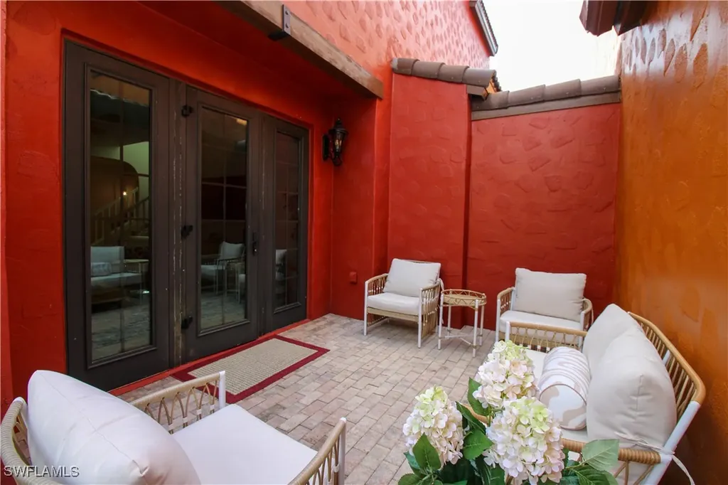 9025 Alturas Street Naples FL 34113
