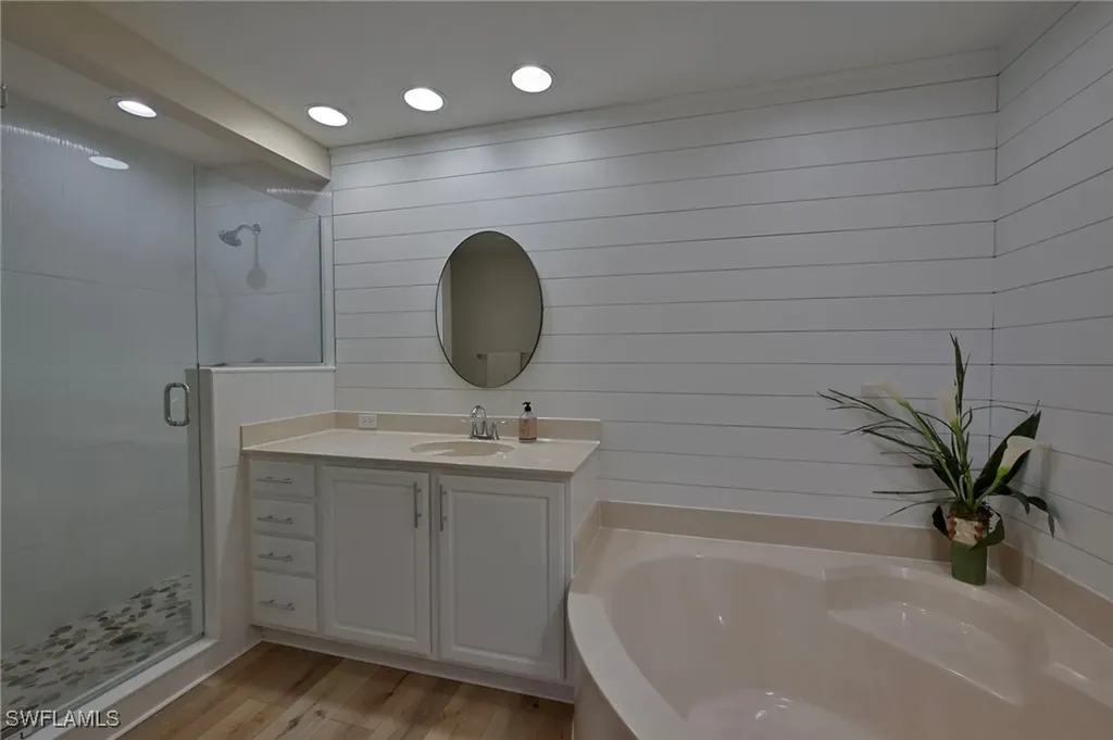 8161 Saratoga Drive Naples FL 34113