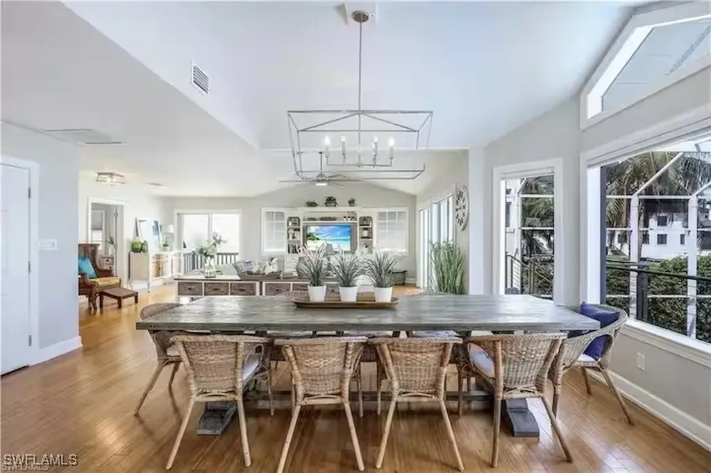 437 Trade Winds Avenue Naples FL 34108