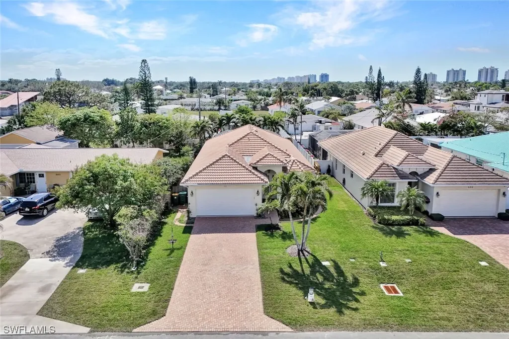 684 98th Avenue N Naples FL 34108
