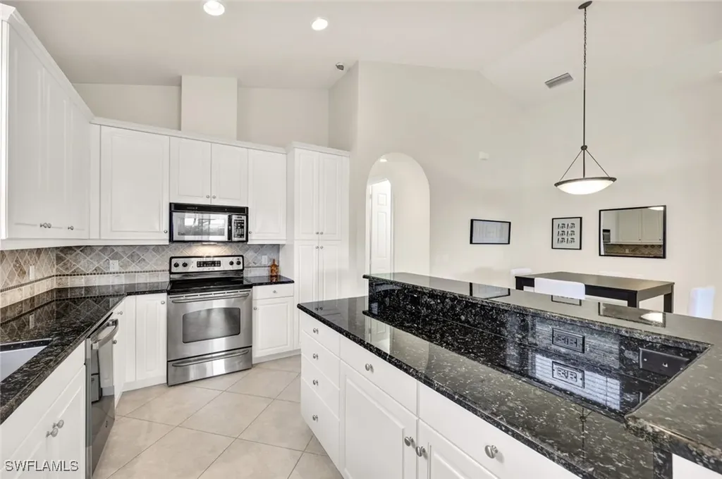 684 98th Avenue N Naples FL 34108