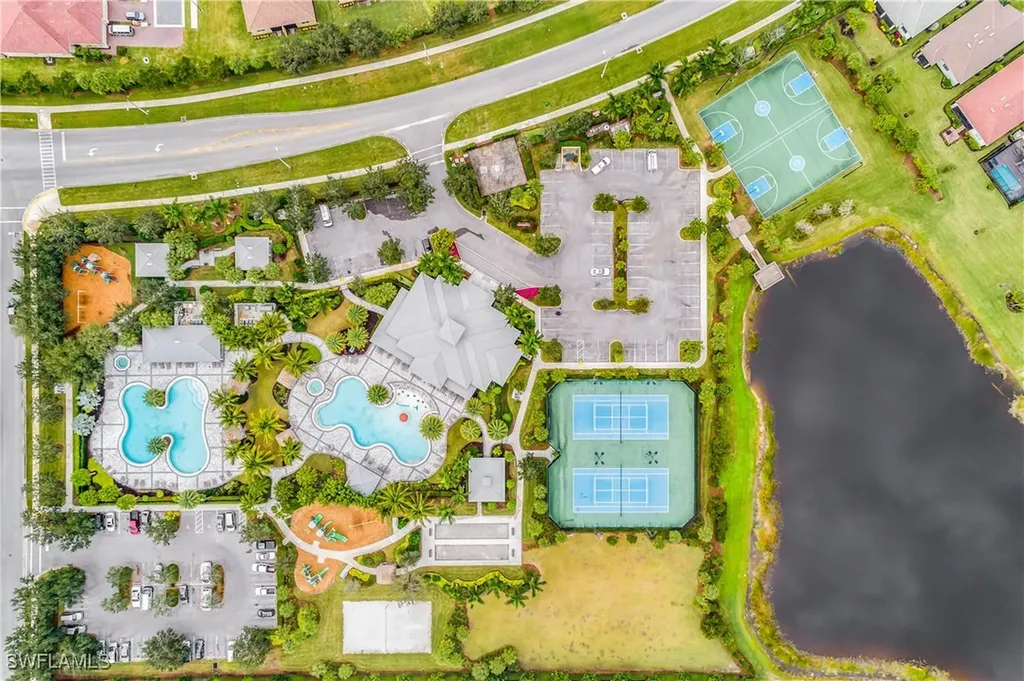 2022 Fairmont Lane Naples FL 34120