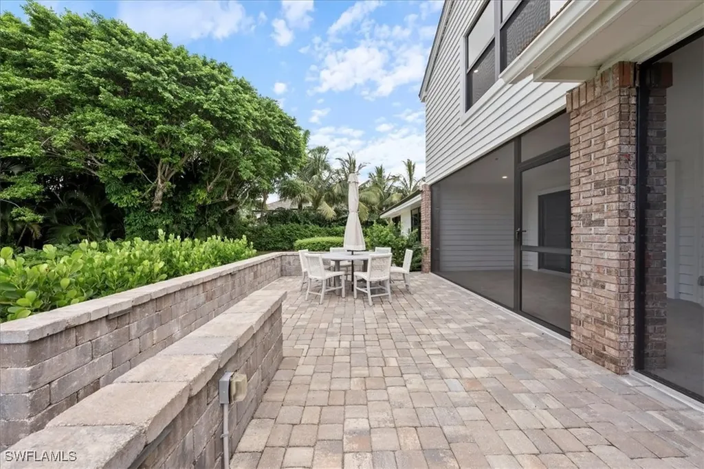569 Park Shore Drive Naples FL 34103