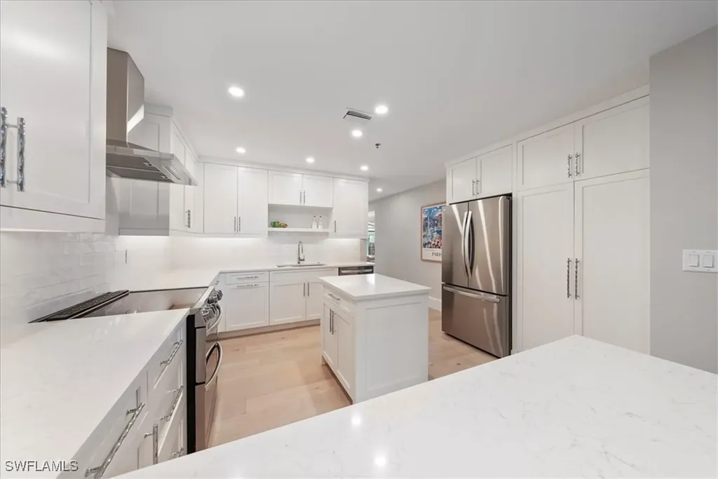 569 Park Shore Drive Naples FL 34103