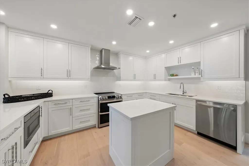 569 Park Shore Drive Naples FL 34103