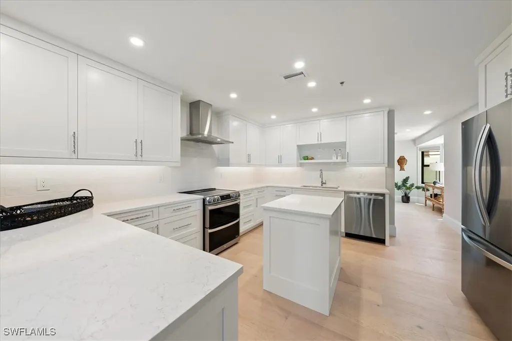 569 Park Shore Drive Naples FL 34103