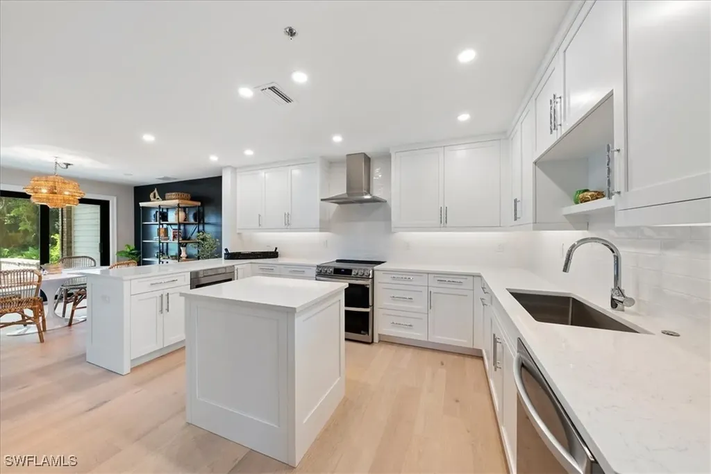 569 Park Shore Drive Naples FL 34103