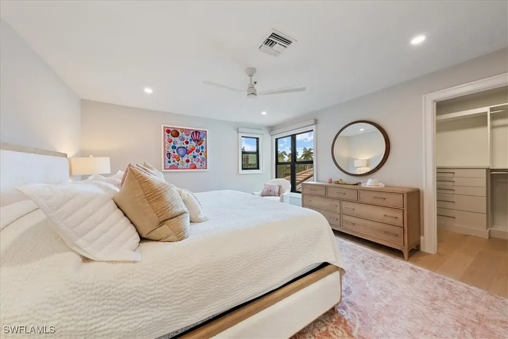 569 Park Shore Drive Naples FL 34103