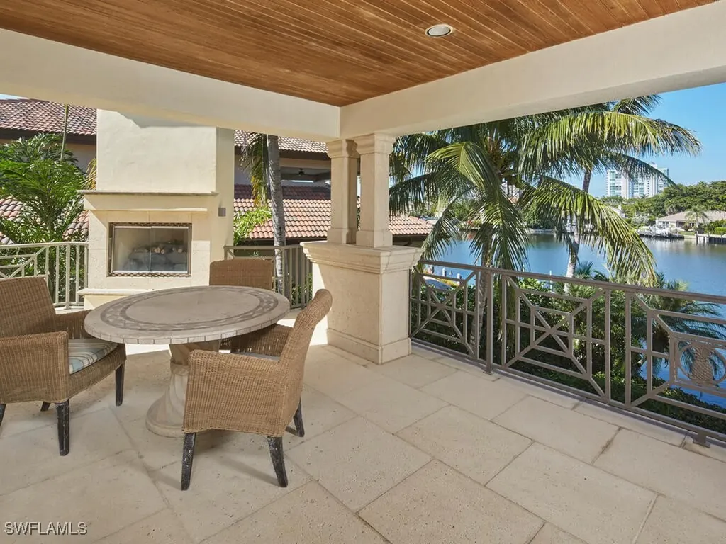 377 Pirates Bight Naples FL 34103