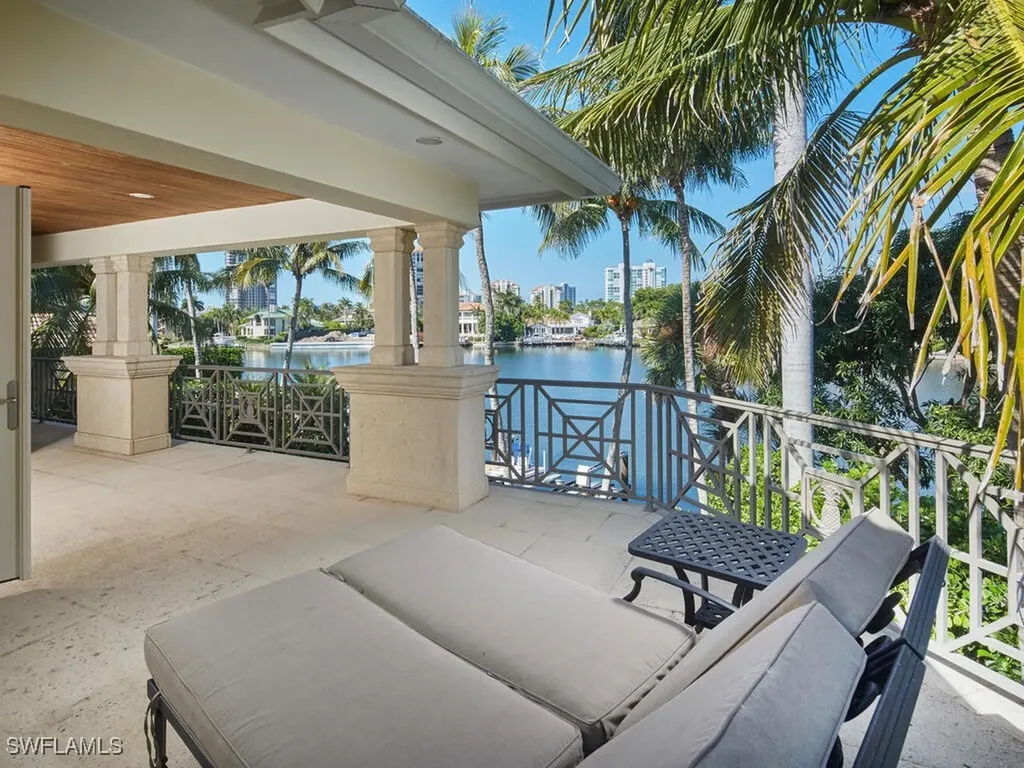 377 Pirates Bight Naples FL 34103