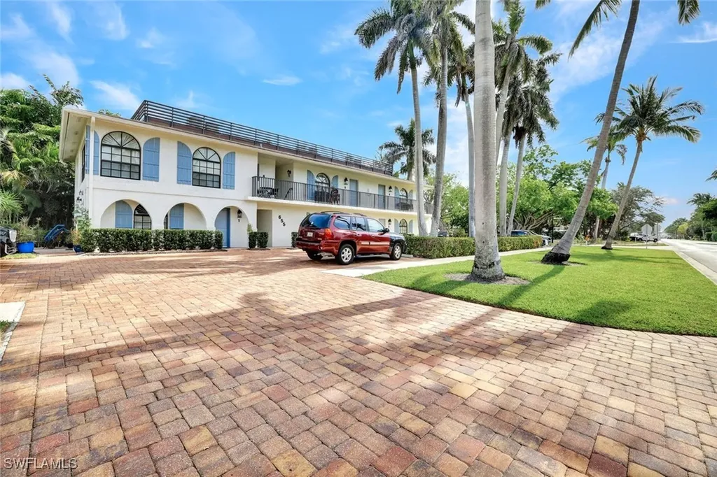 655 8th Avenue S Naples FL 34102