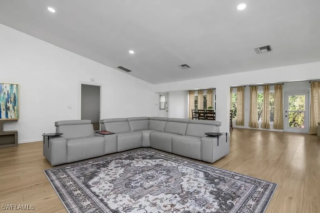 401 Countryside Drive Naples FL 34104