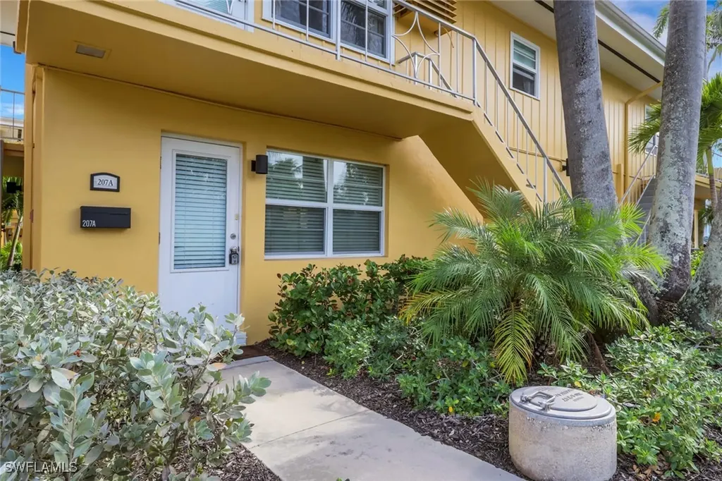 207 8th Avenue S Naples FL 34102