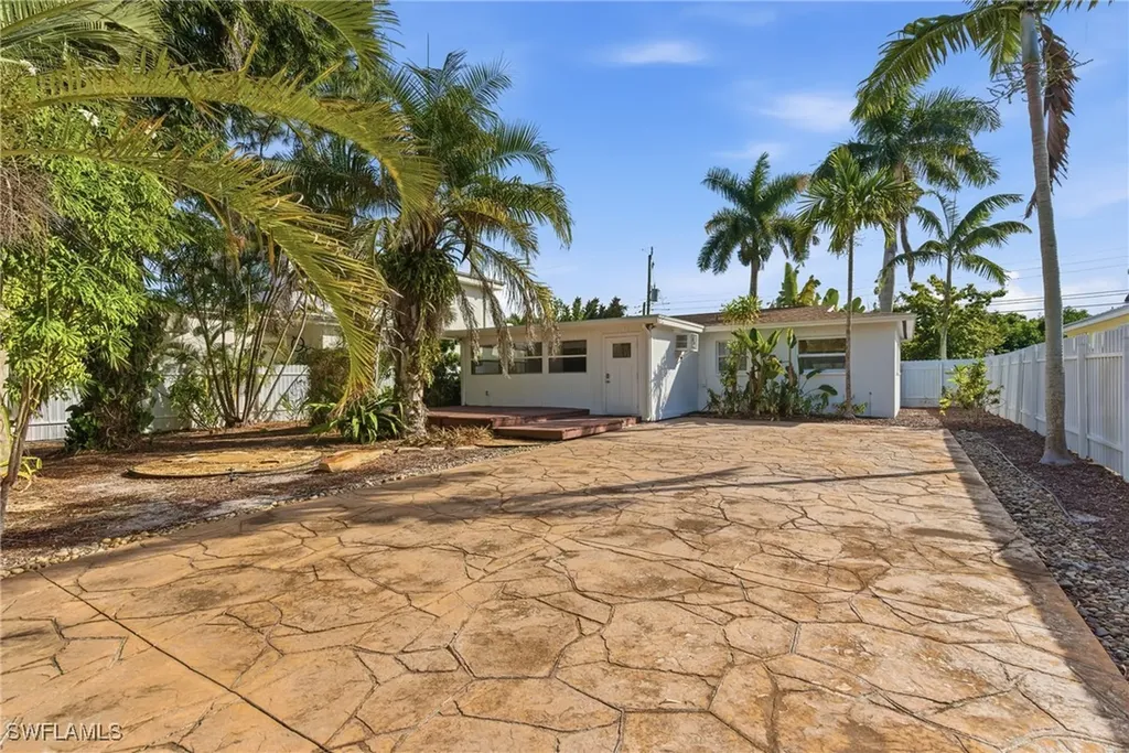 1235 Rordon Avenue Naples FL 34103