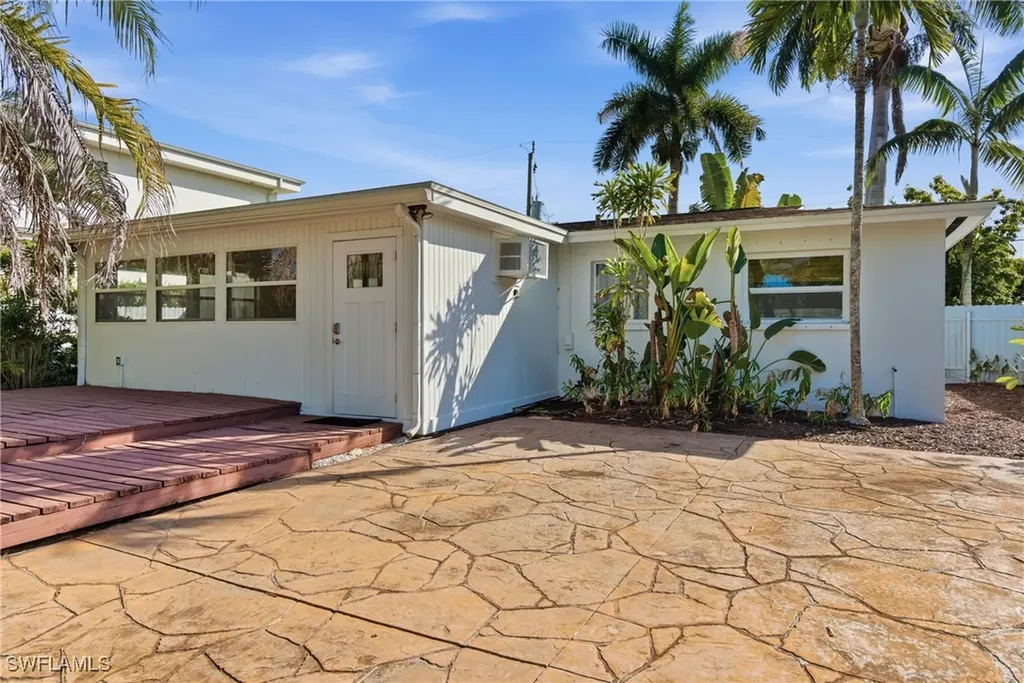 1235 Rordon Avenue Naples FL 34103