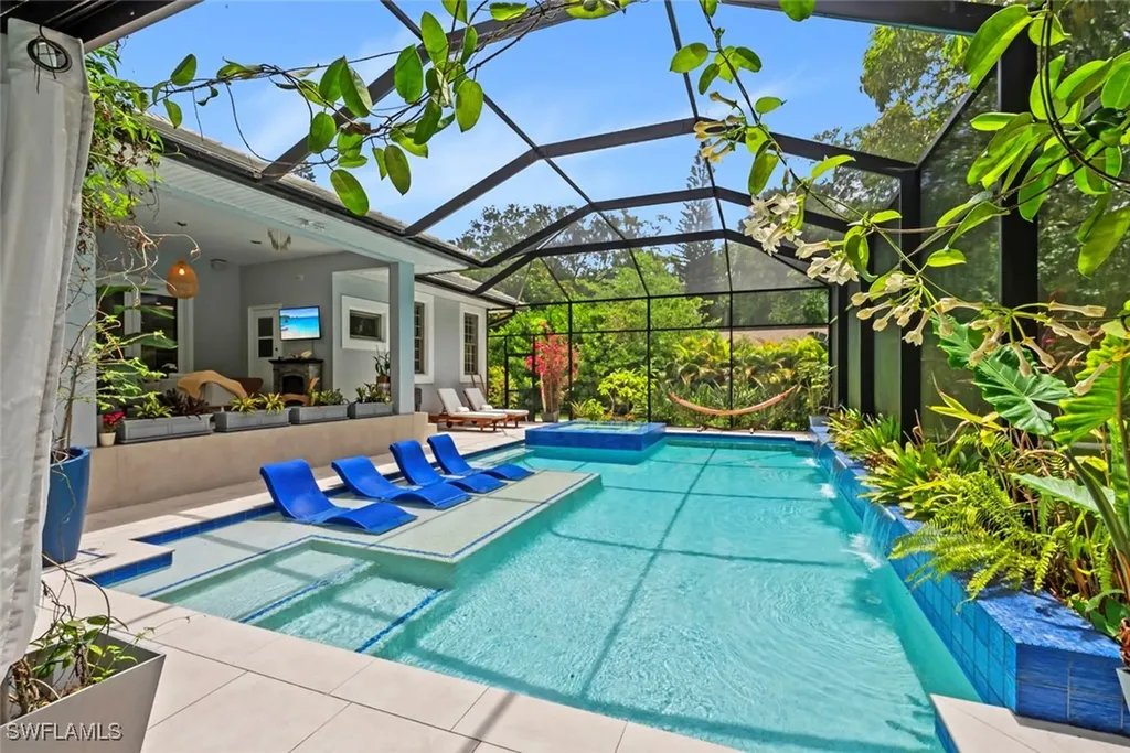 Naples FL, 5730 Golden Gate Parkway