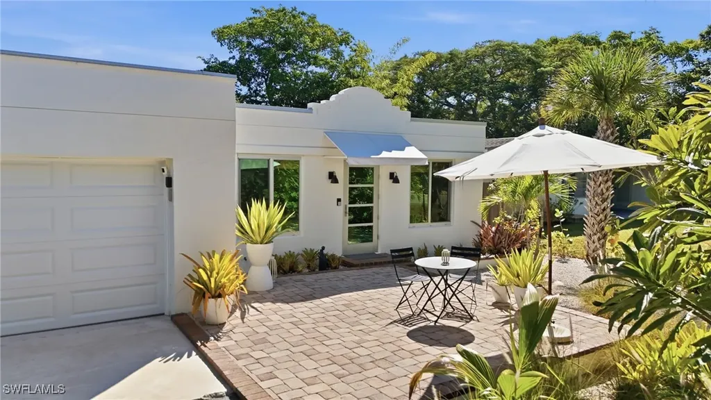 Naples FL, 1212 10TH Avenue N