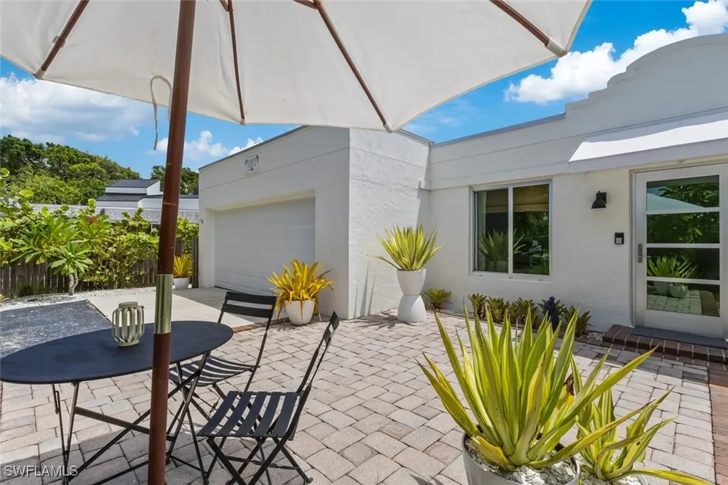 1212 10th Avenue N Naples FL 34102