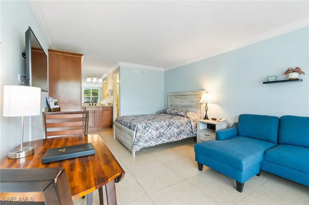 2555 Tamiami Trail N Naples FL 34103