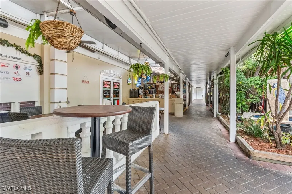 2555 Tamiami Trail N Naples FL 34103