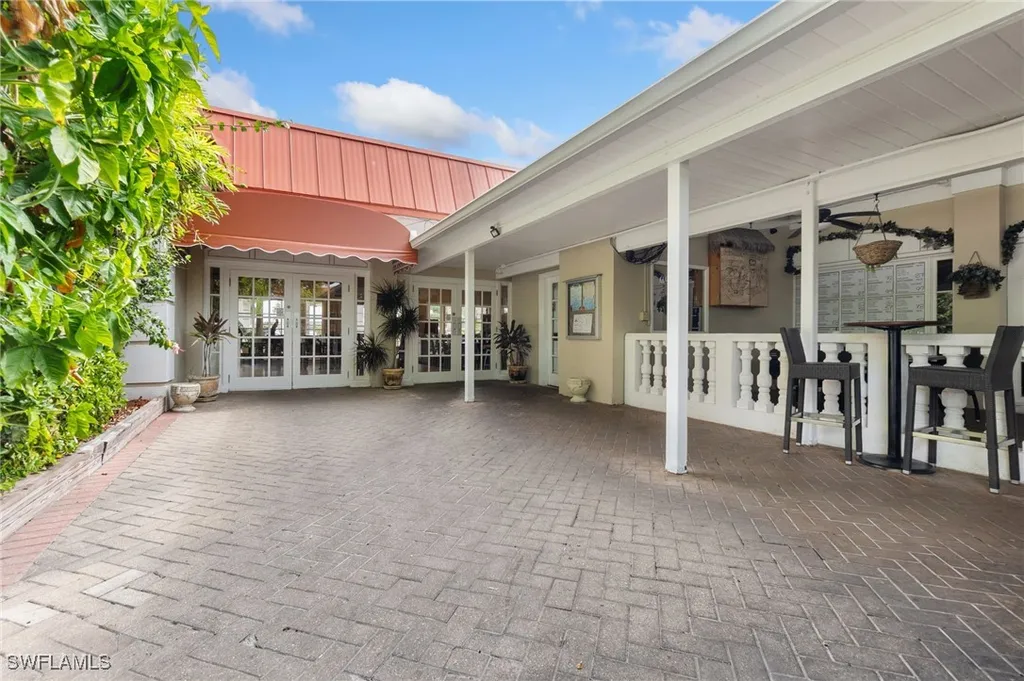 2555 Tamiami Trail N Naples FL 34103