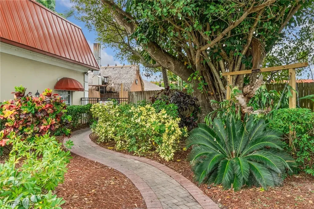 2555 Tamiami Trail N Naples FL 34103