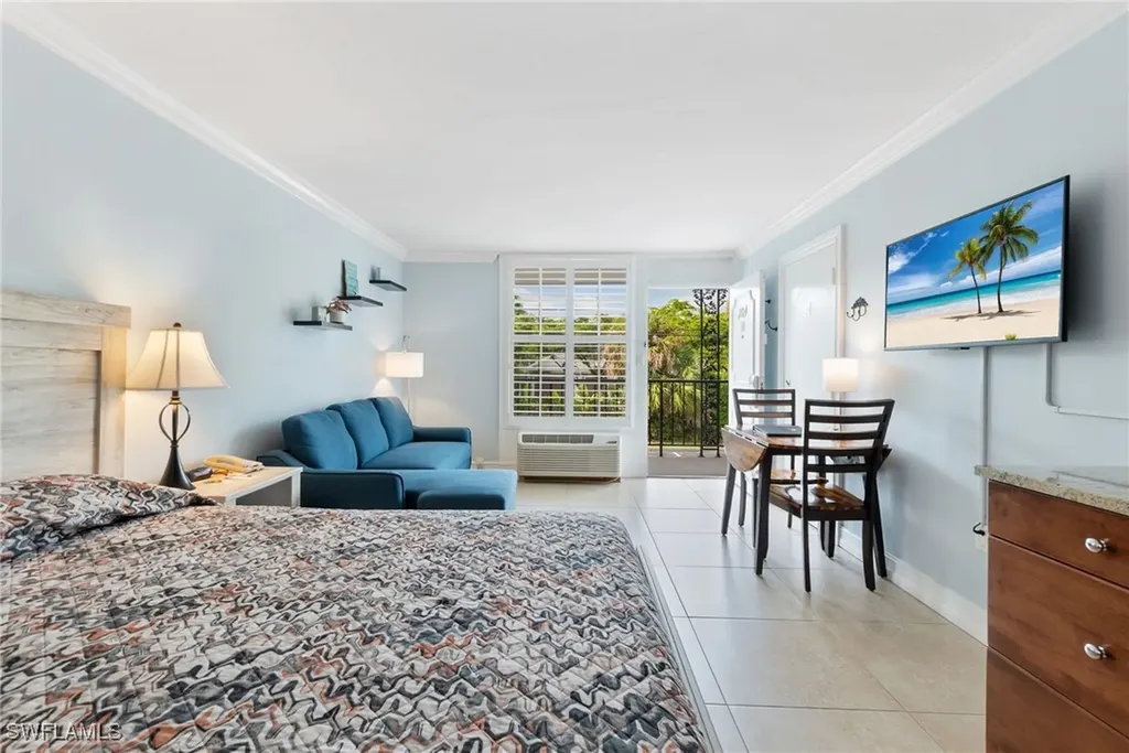2555 Tamiami Trail N Naples FL 34103